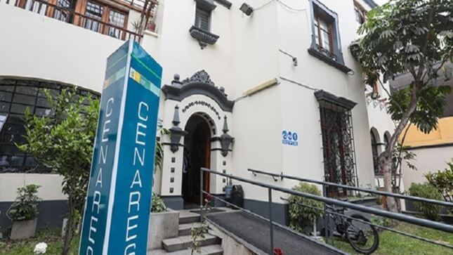 El Ministerio de Salud (Minsa), a través del Centro Nacional de Abastecimiento de Recursos Estratégicos en Salud (Cenares), distribuye 14.3 millones de las tabletas losartán potásico de 50 mg para los pacientes que padecen de enfermedades crónicas como hipertensión, insuficiencia cardíaca y diabetes tipo 2.

El medicamento llega a 40 destinos en 23 regiones del país para su distribución en las unidades ejecutoras de salud. Esta acción demuestra la gestión y el compromiso del Gobierno, a través del Minsa, en garantizar el acceso de los medicamentos esenciales para la salud de la población peruana.

Este esfuerzo contribuye a fortalecer la atención médica en áreas remotas y necesitadas, asegurando que los pacientes tengan acceso a medicamentos claves y efectivos como el fármaco losartán potásico, recetados por los especialistas para el tratamiento de la hipertensión, insuficiencia cardíaca, diabetes tipo 2 y para disminuir el riesgo de un accidente cerebro vascular, entre otras afecciones relacionadas al control de la presión arterial.

El Cenares viene monitoreando la distribución de un total de 14 316 900 de comprimidos recubiertos de losartán a los establecimientos de salud del ámbito nacional.

“Por encargo del ministro de Salud, César Vásquez realizamos un importante despliegue técnico para garantizar el abastecimiento de medicamentos como el losartán potásico, de acuerdo a los estrictos protocolos de distribución a los establecimientos de salud; y así contribuir con el acceso a fármacos esenciales para los pacientes del país”, declaró el director general del Cenares, Juan Carlos Castillo Díaz.