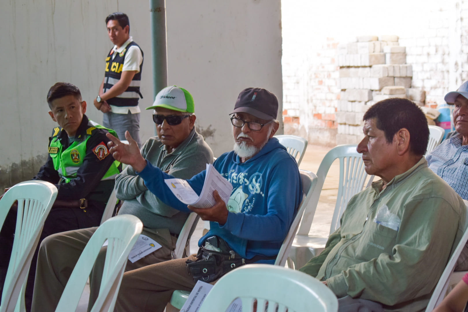 Conductores dialogando