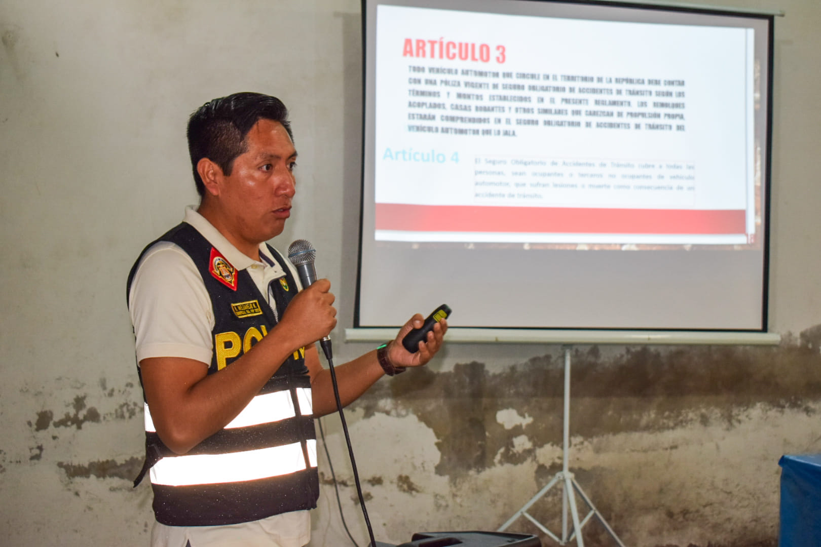 Efectivo policial llevando la charla