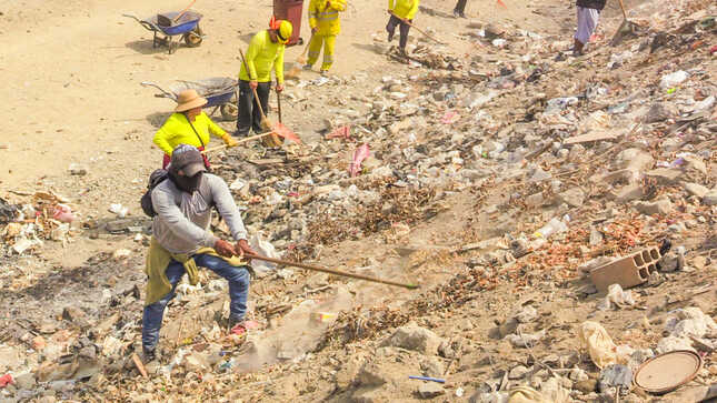 Personal rastrillando la basura