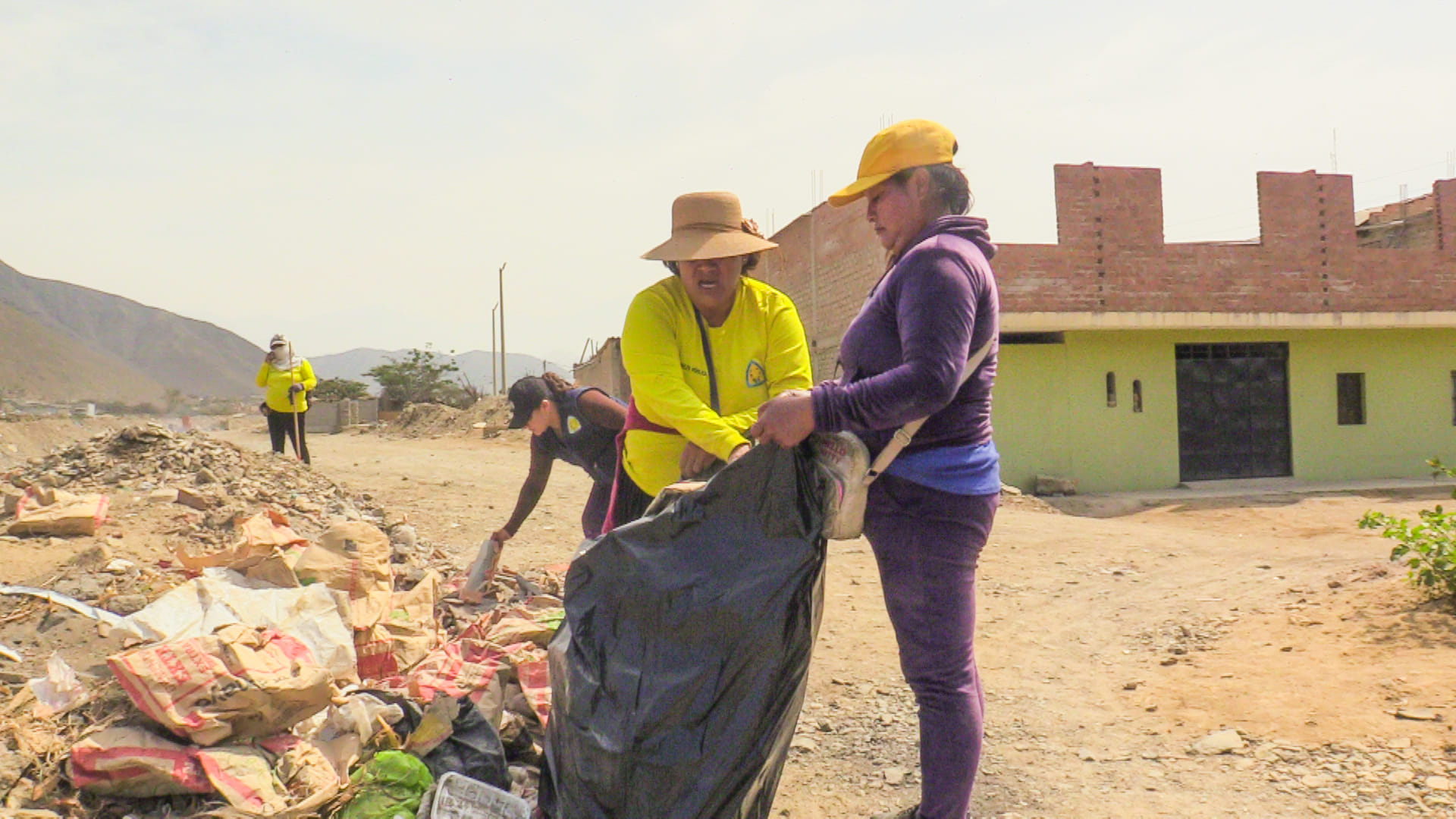 Personal de limpieza recoge los montículos de basura