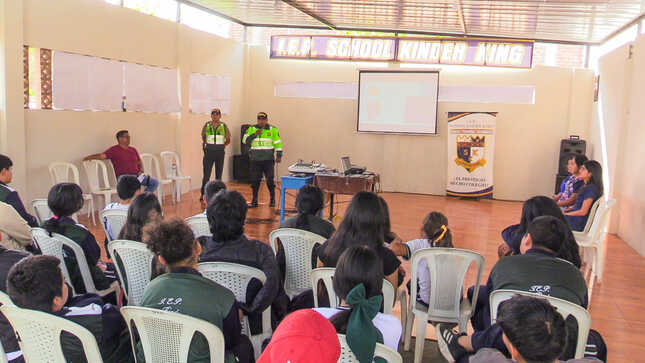 Efectivos policiales y personal de psicología dirigen el taller 