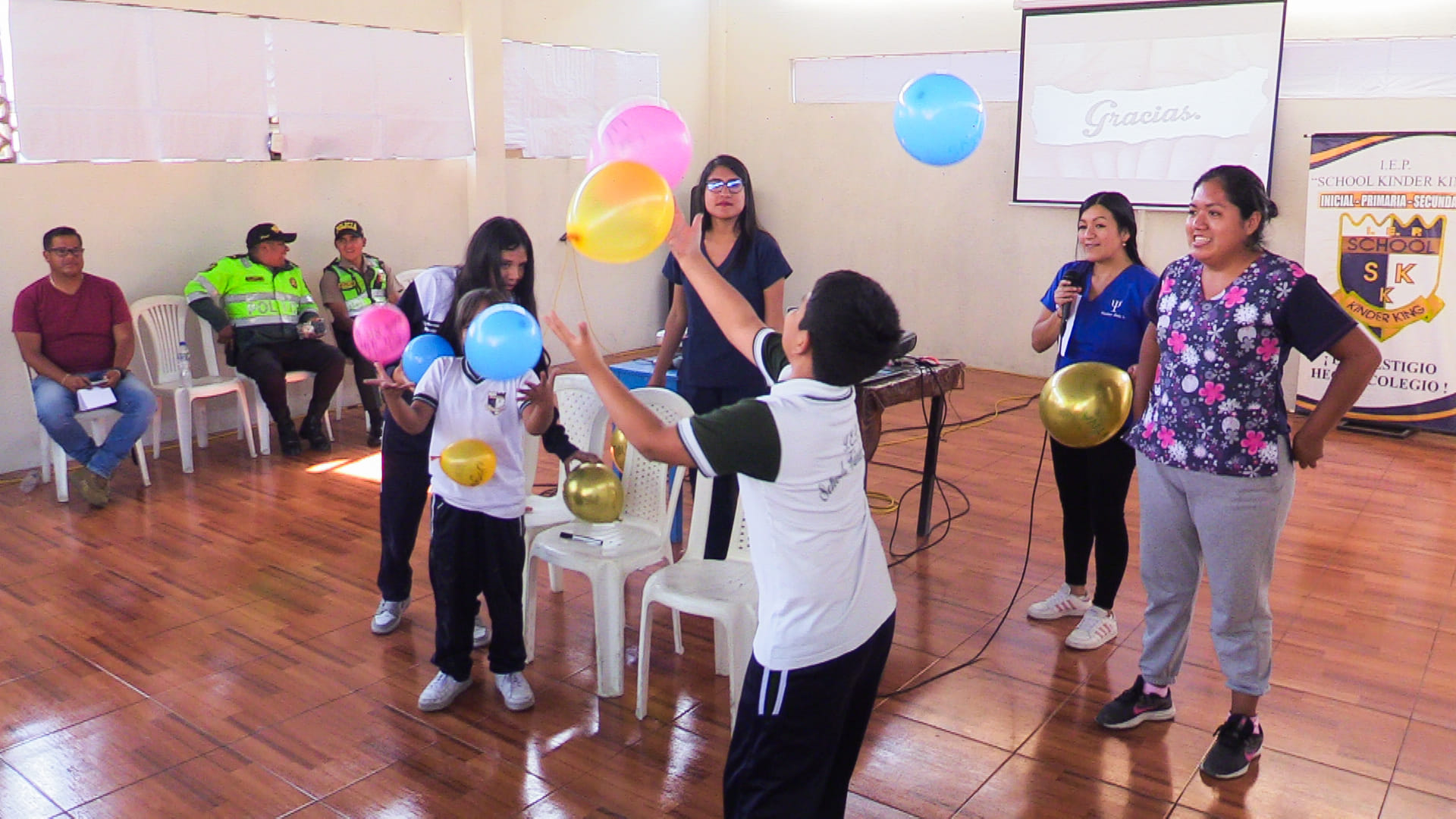 Niños participando de la dinámica