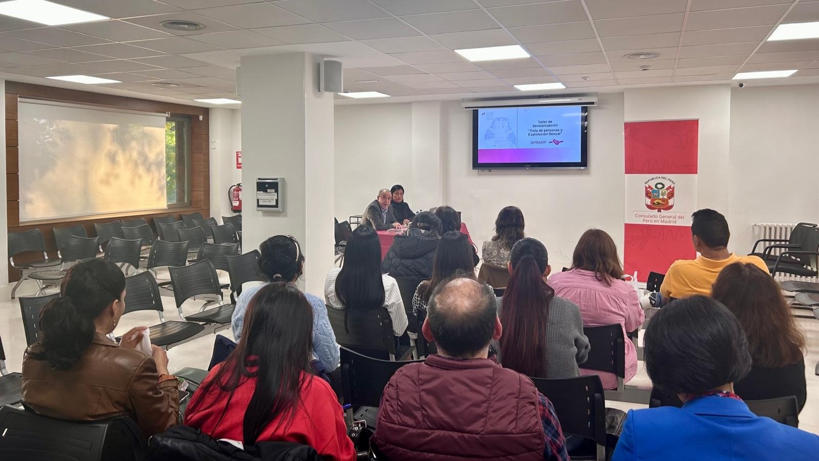 Brindar charla de sensibilización a la comunidad peruana en Madrid sobre la trata de personas y explotación sexual