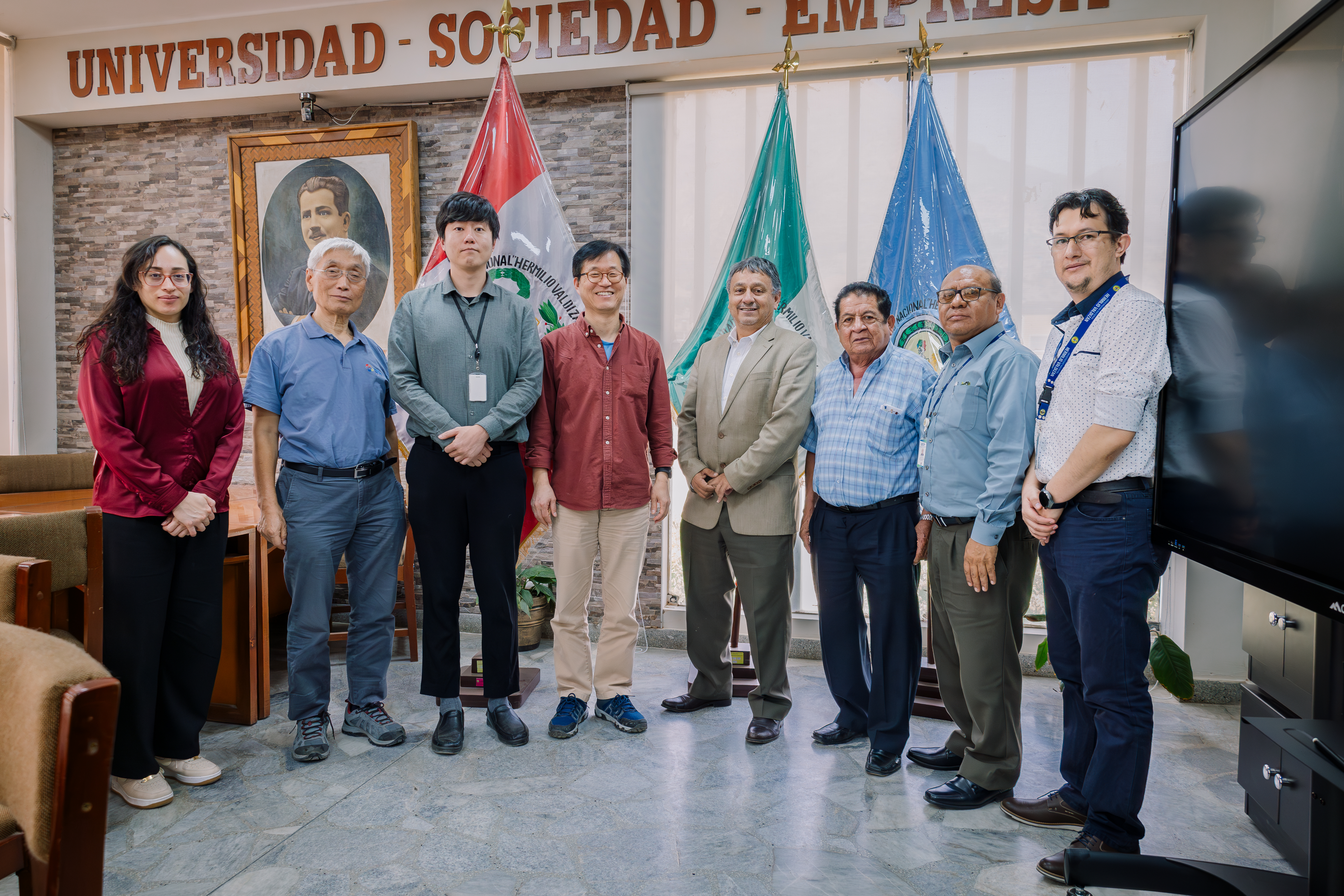 Voluntarios de KOICA reunidos con el rector, Dr. Guillermo Bocangel Weydert y el Director del Centro de Idiomas, Hermilio Trujillo Martínez