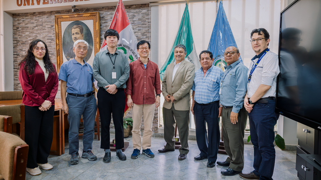Voluntarios de KOICA reunidos con el rector, Dr. Guillermo Bocangel Weydert y el Director del Centro de Idiomas, Hermilio Trujillo Martínez