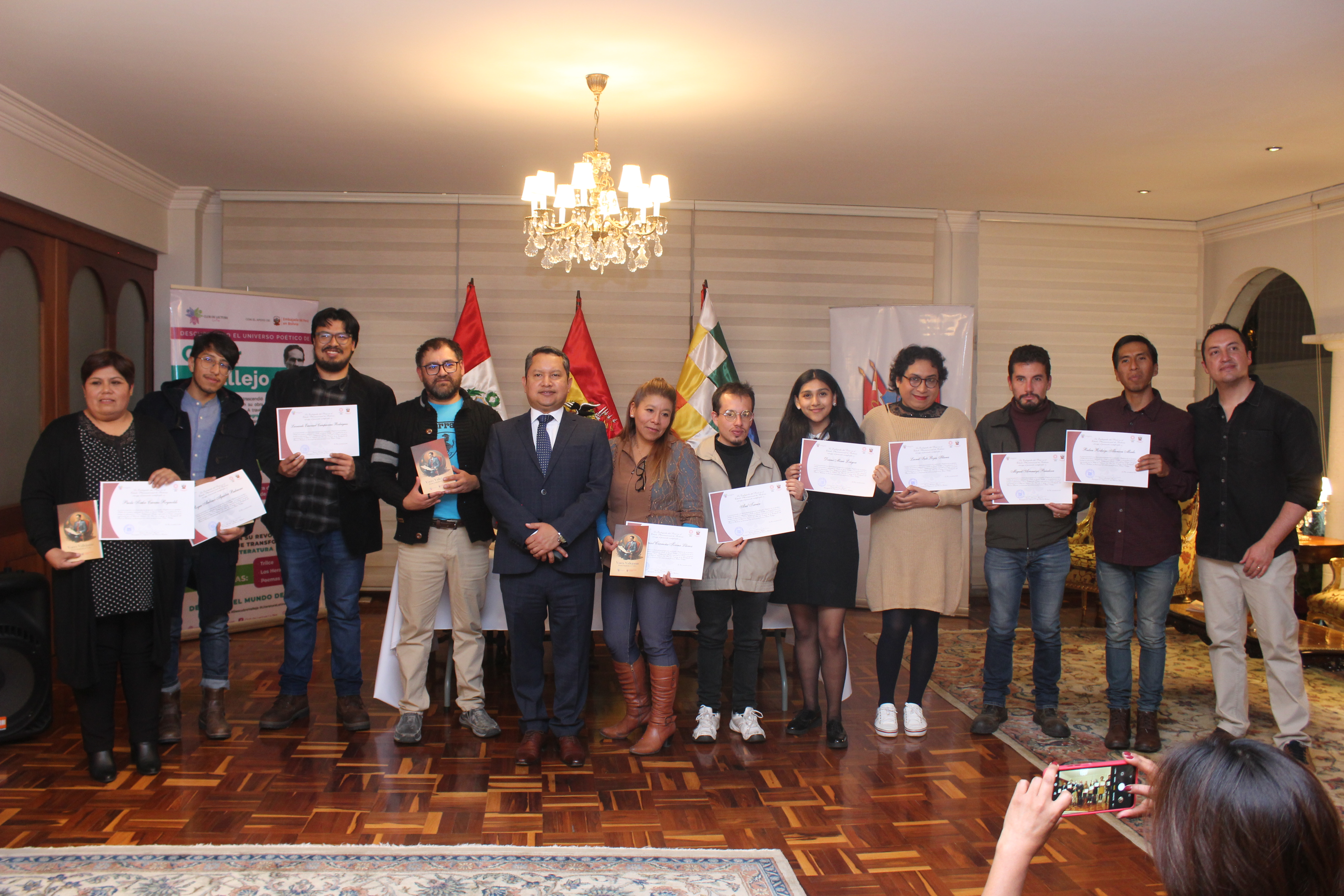Foto con los autores del poemario