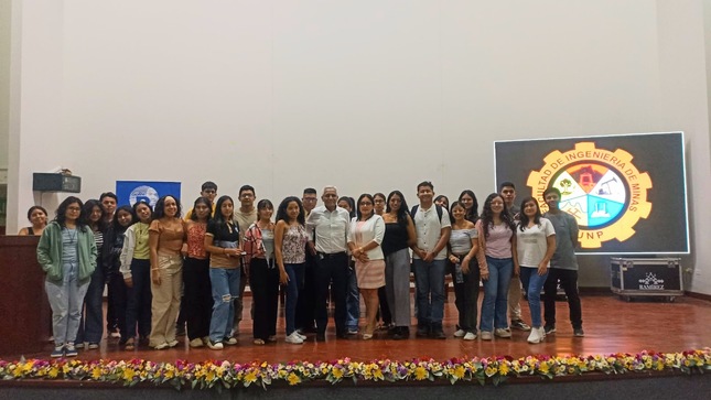 Estudiantes y decano de la facultad de Ing de Minas junto a la directora de la DREM, Ing. Gaby Julca Cumbicus