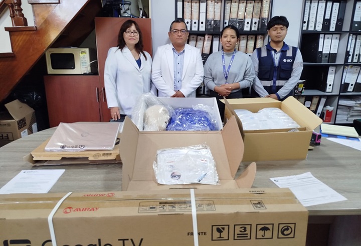 Personal de la oficina de docencia del INCN posando con lo equipos donados por UCH