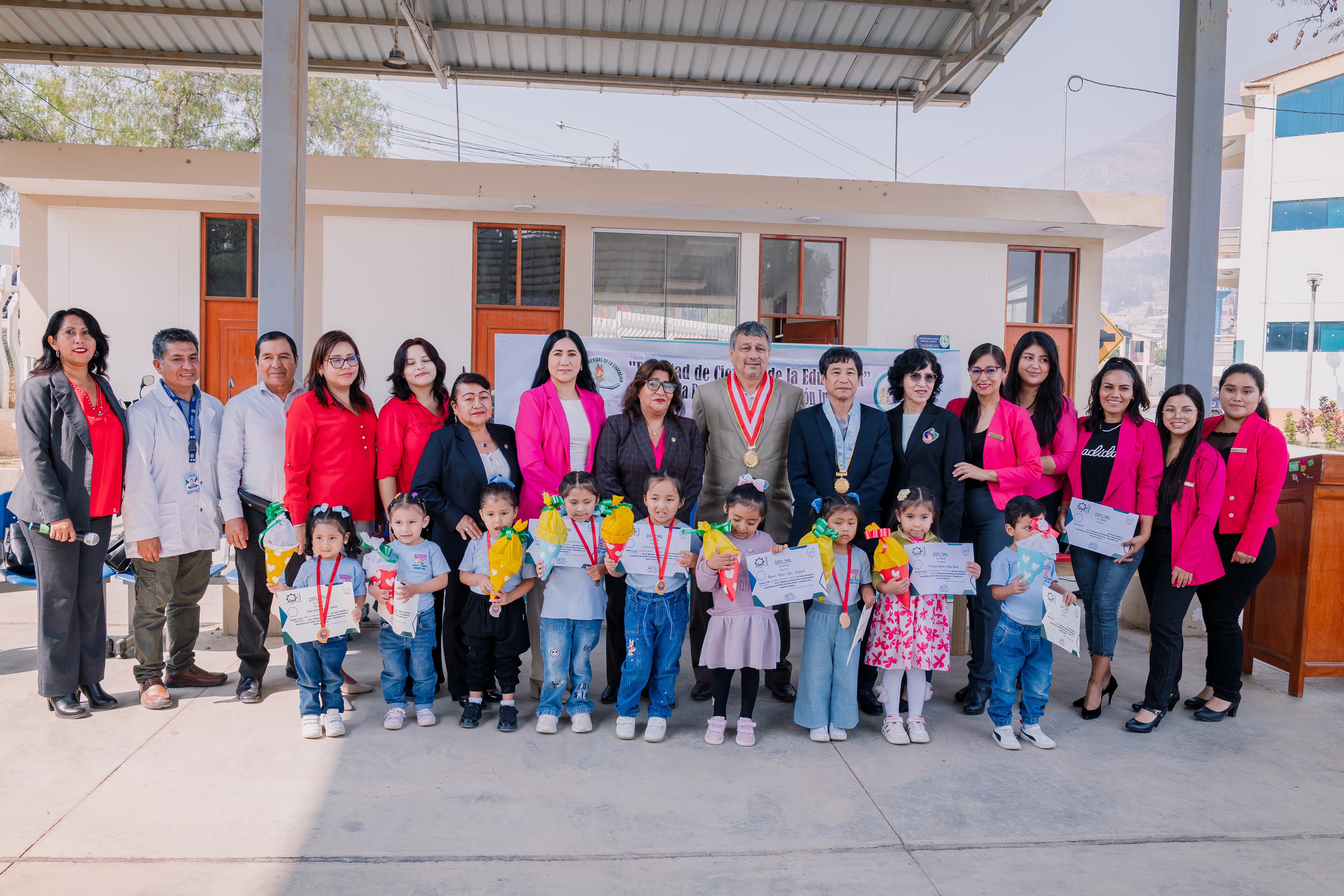 Plana docente y alumnos de la Guardería "Clara Ibazeta Valdivieso" junto a el rector de la UNHEVAL, Dr. Guillermo Bocangel Weydert
