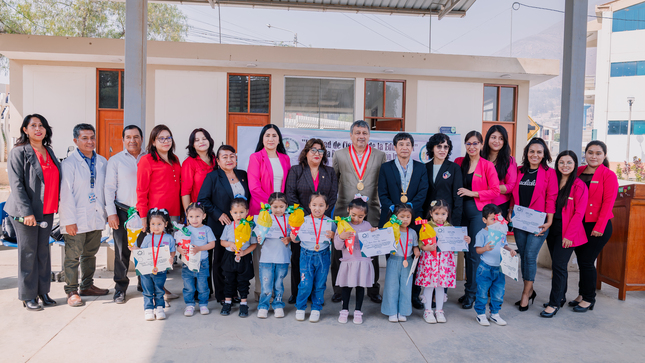 Plana docente y alumnos de la Guardería "Clara Ibazeta Valdivieso" junto a el rector de la UNHEVAL, Dr. Guillermo Bocangel Weydert