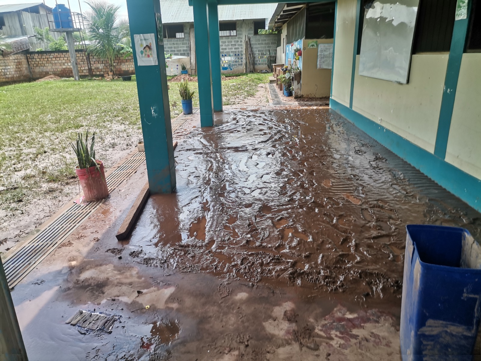 Unidad Zonal San Martín constató daños en aulas, cocina, los servicios higiénicos y brindó asistencia técnica para mitigar los daños.