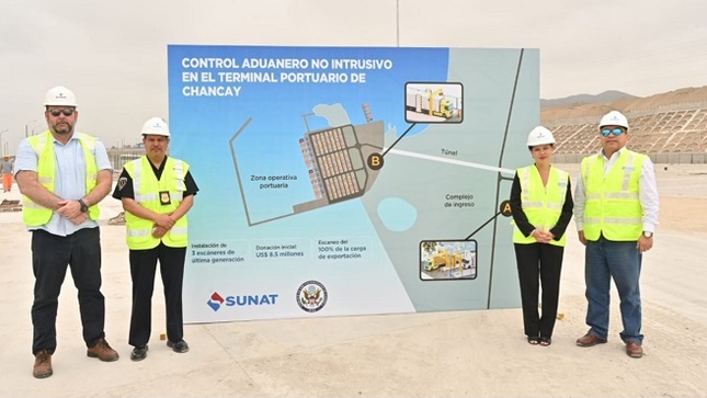 Estos equipos de última generación serán donados por Estados Unidos. Precisamente, la Embajadora en el Perú, Stephanie Syptak-Ramnath, junto con el Superintendente Nacional de la SUNAT, Víctor Mejía, visitaron hoy el Megapuerto de Chancay para fortalecer la alianza entre Estados Unidos y el Perú
