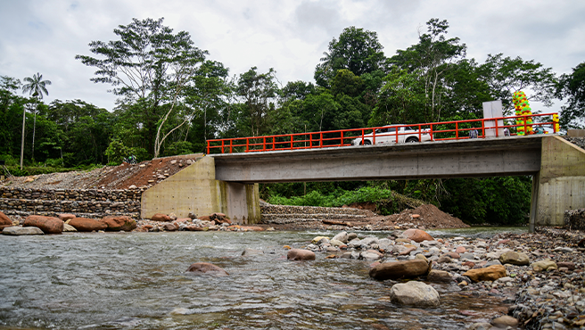 Gambini inaugura puente Canta Gallo