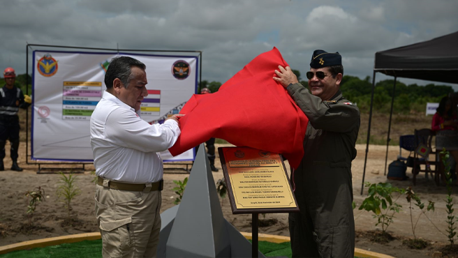 Colocan primera piedra para la construcción de la nueva base aérea de la FAP