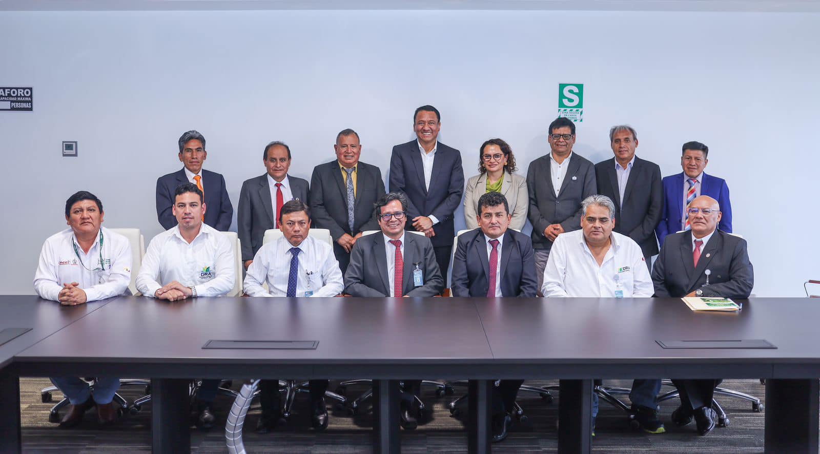 Fotografía protocolar Comisión Interregional de Agricultura con el Ministro de Agricultura. 