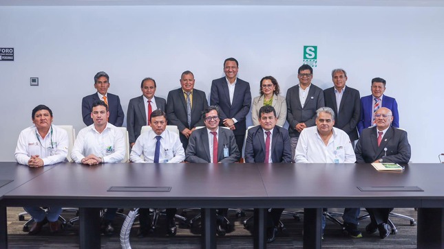 Fotografía protocolar Comisión Interregional de Agricultura con el Ministro de Agricultura. 