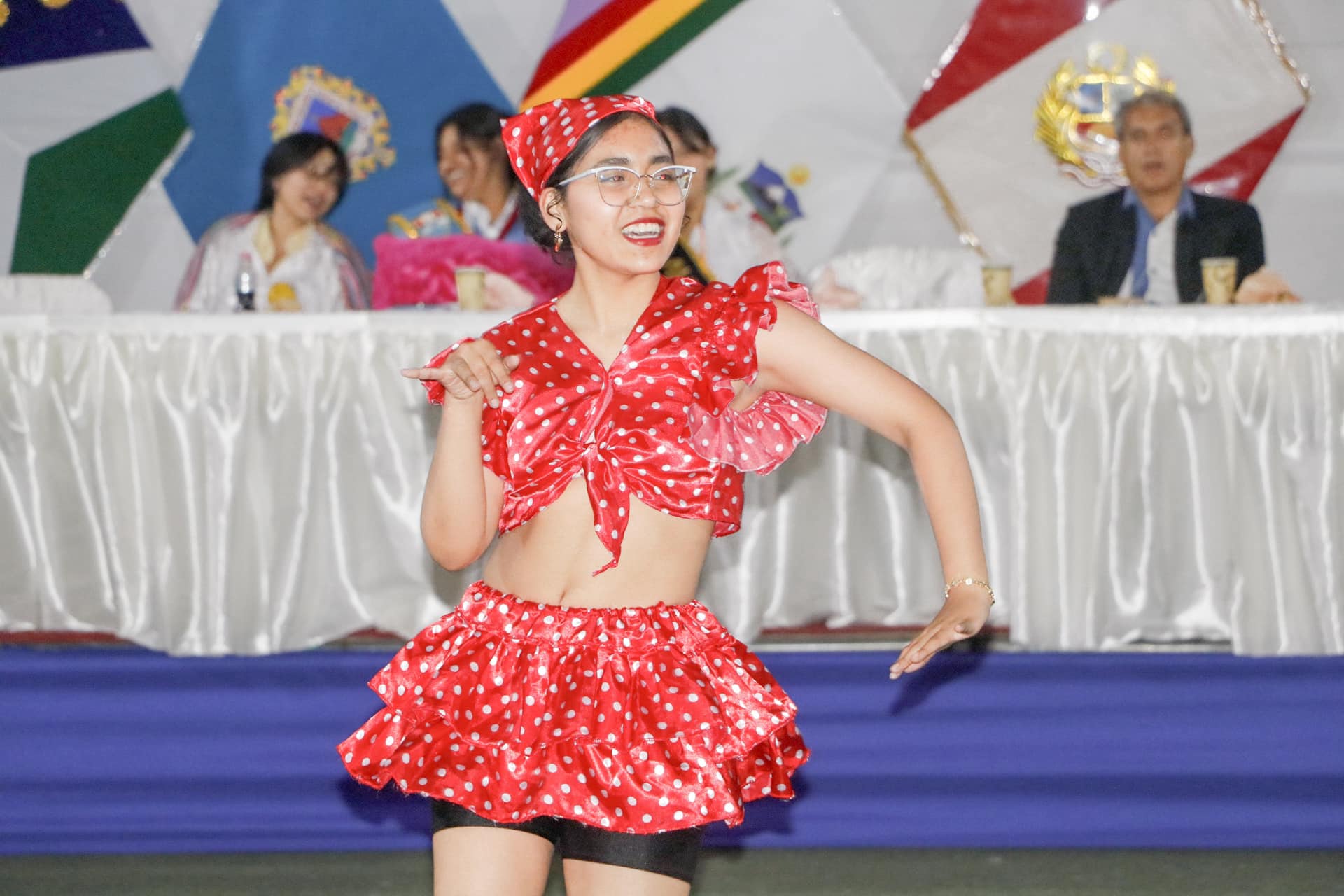 Fotografía de danzas representativas de las regiones.