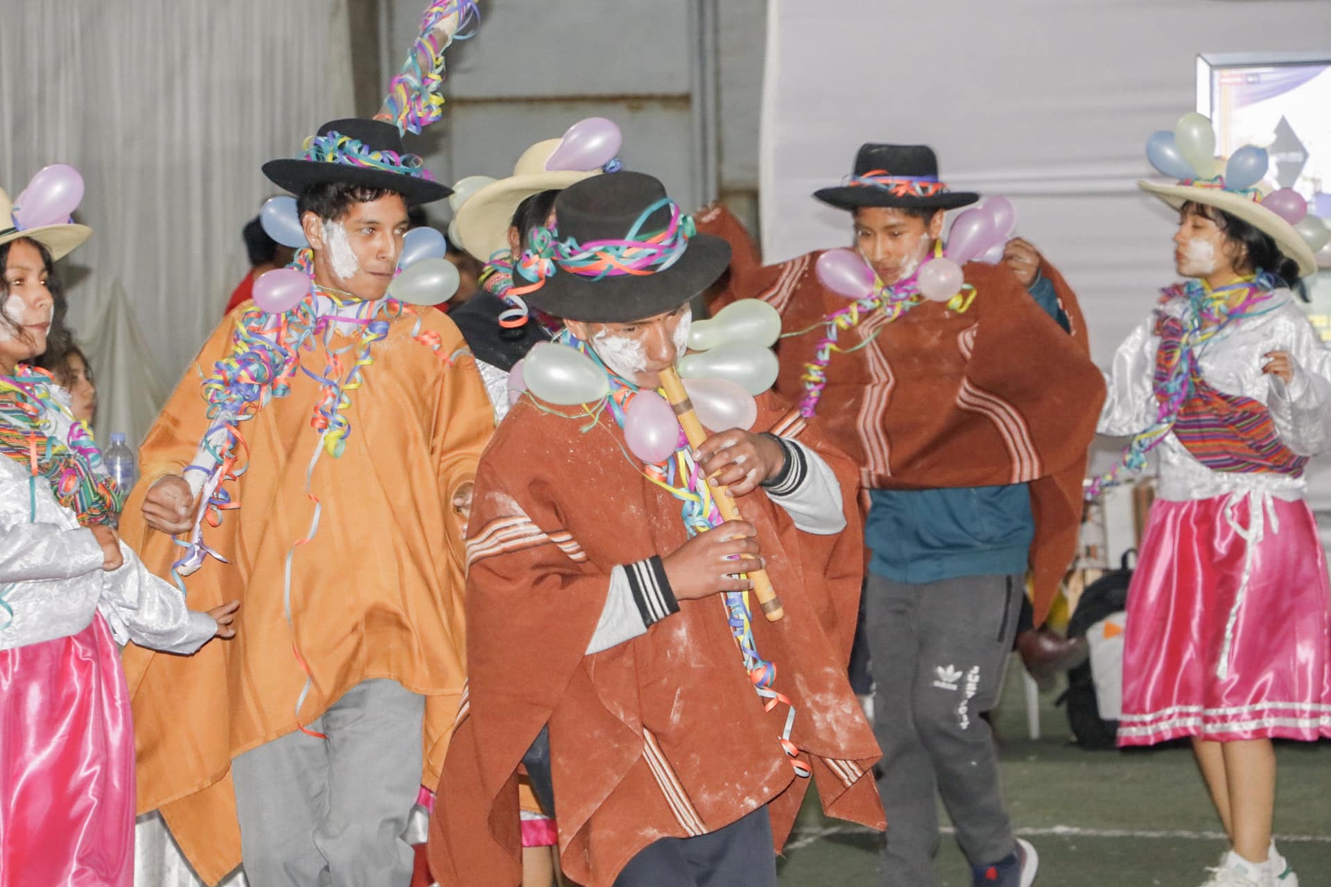 Fotografía de danzas representativas de las regiones.