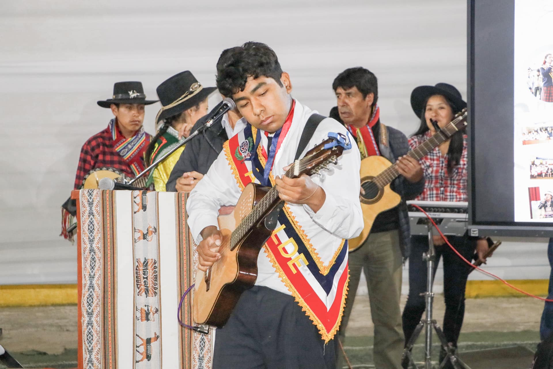 Fotografía de danzas representativas de las regiones.
