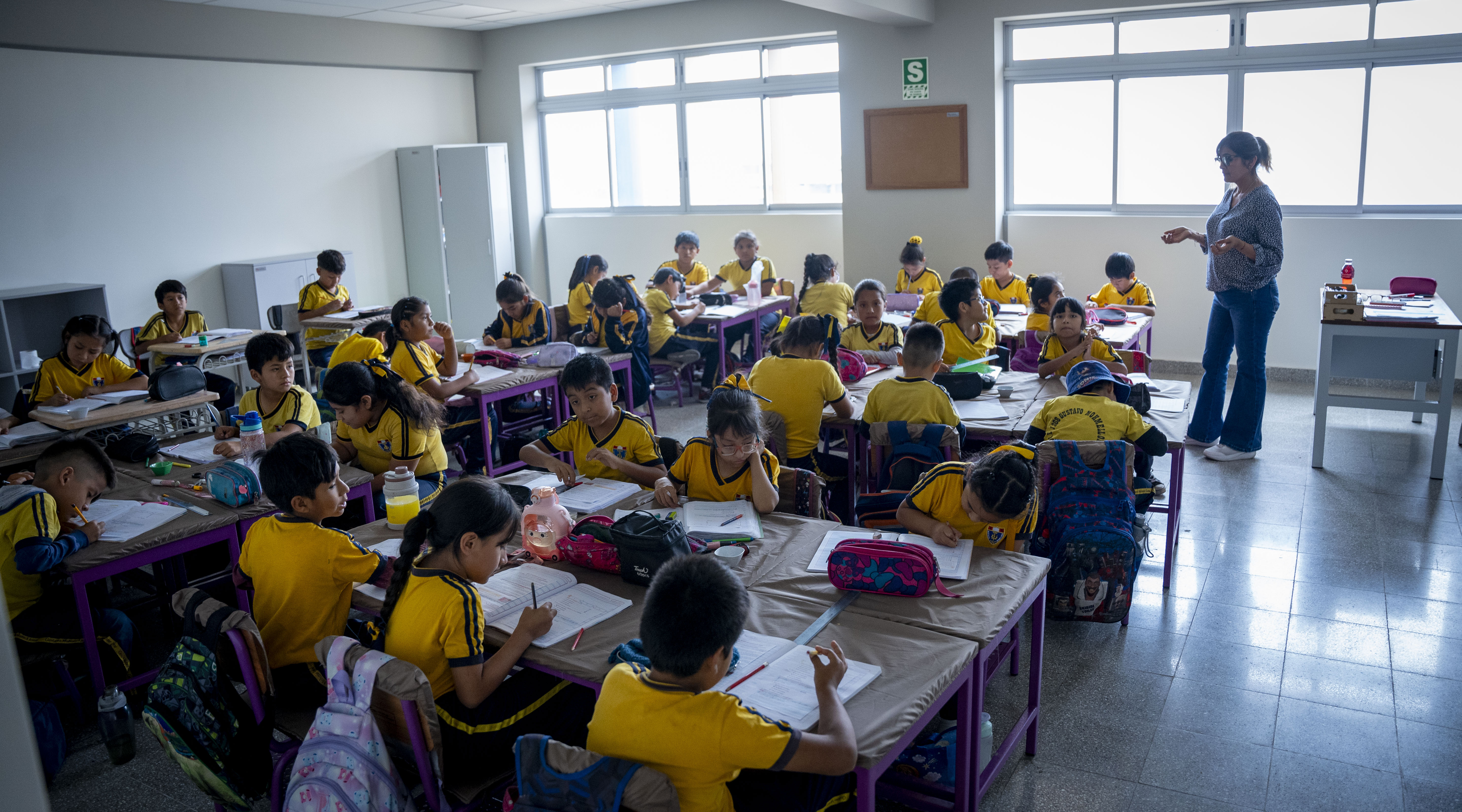 Presidenta Dina Boluarte y ministro Morgan Quero entregan moderno local escolar en Huaycán