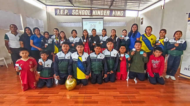 Equipo de psicología junto a los estudiantes 