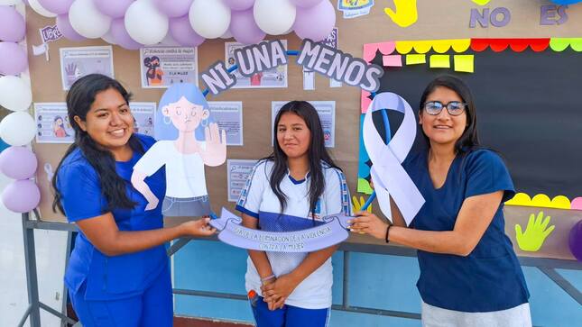 Foto del equipo junto a una estudiante