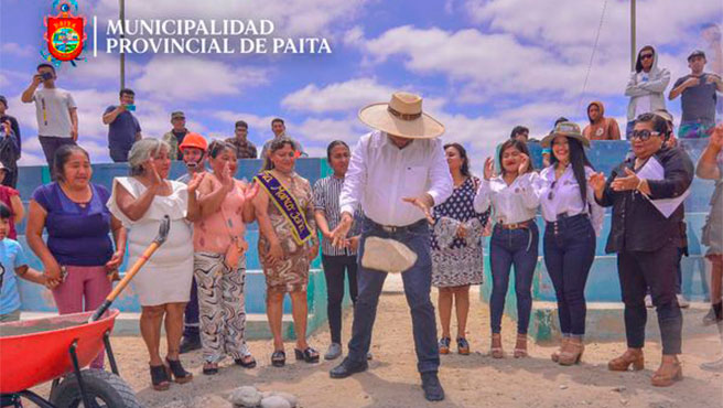 Alcalde coloca la primera piedra para polideportivo losas gemelas.