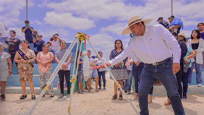 Alcalde coloca la primera piedra para polideportivo losas gemelas.