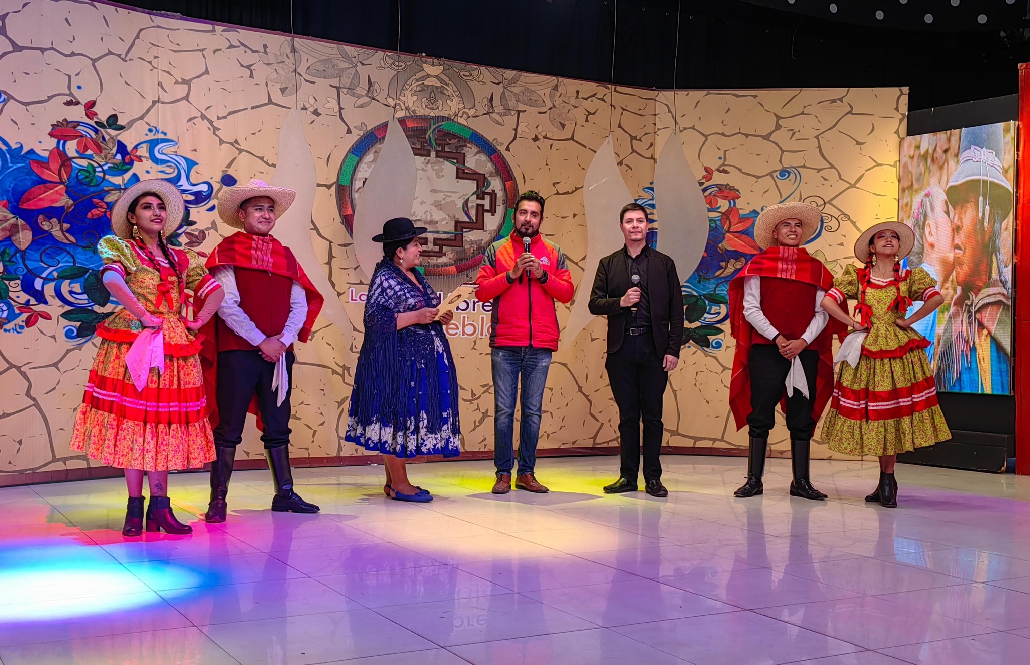 Entrevista y presentación del ballet en canal boliviano