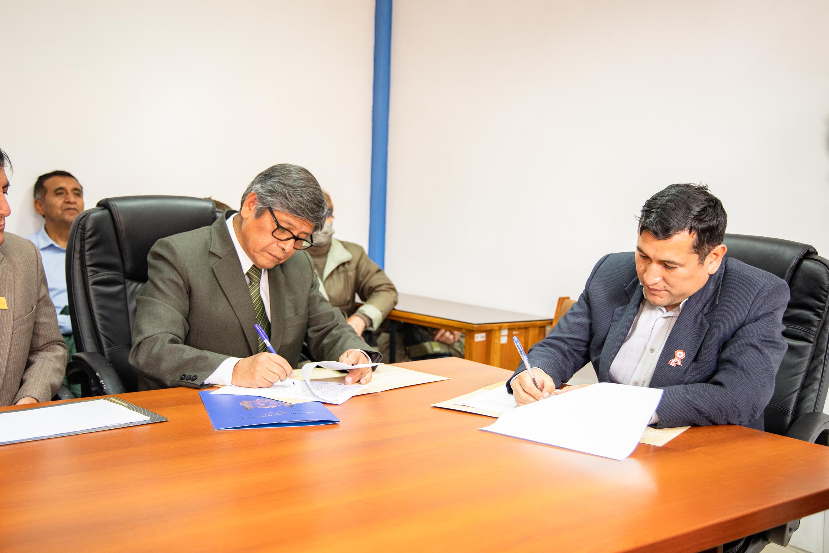 Momento de la firma entre los representantes de la Universidad y la Municipalidad de Calca 