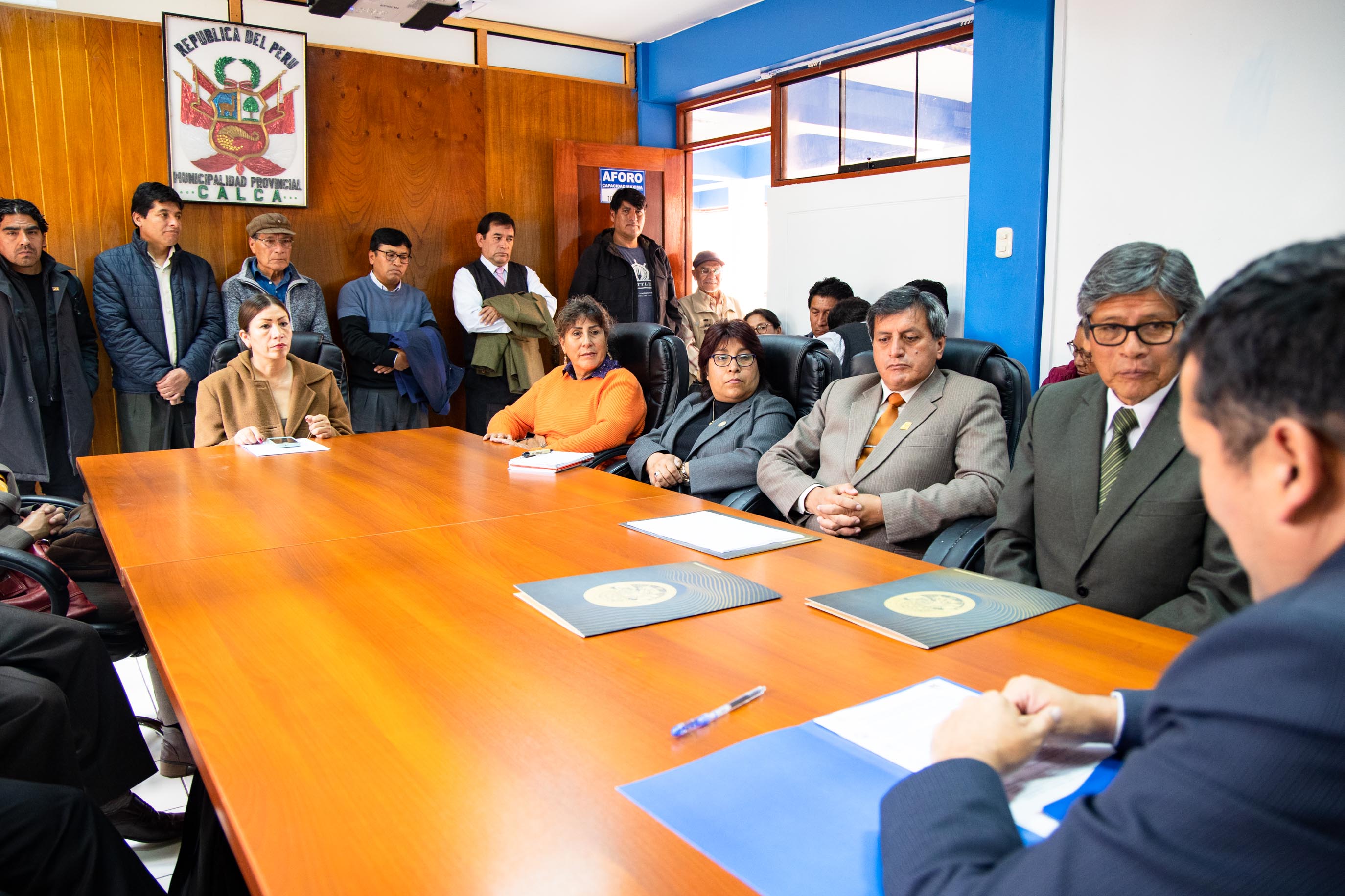 Docentes y funcionarios durante la reunión previa a la firma de convenio