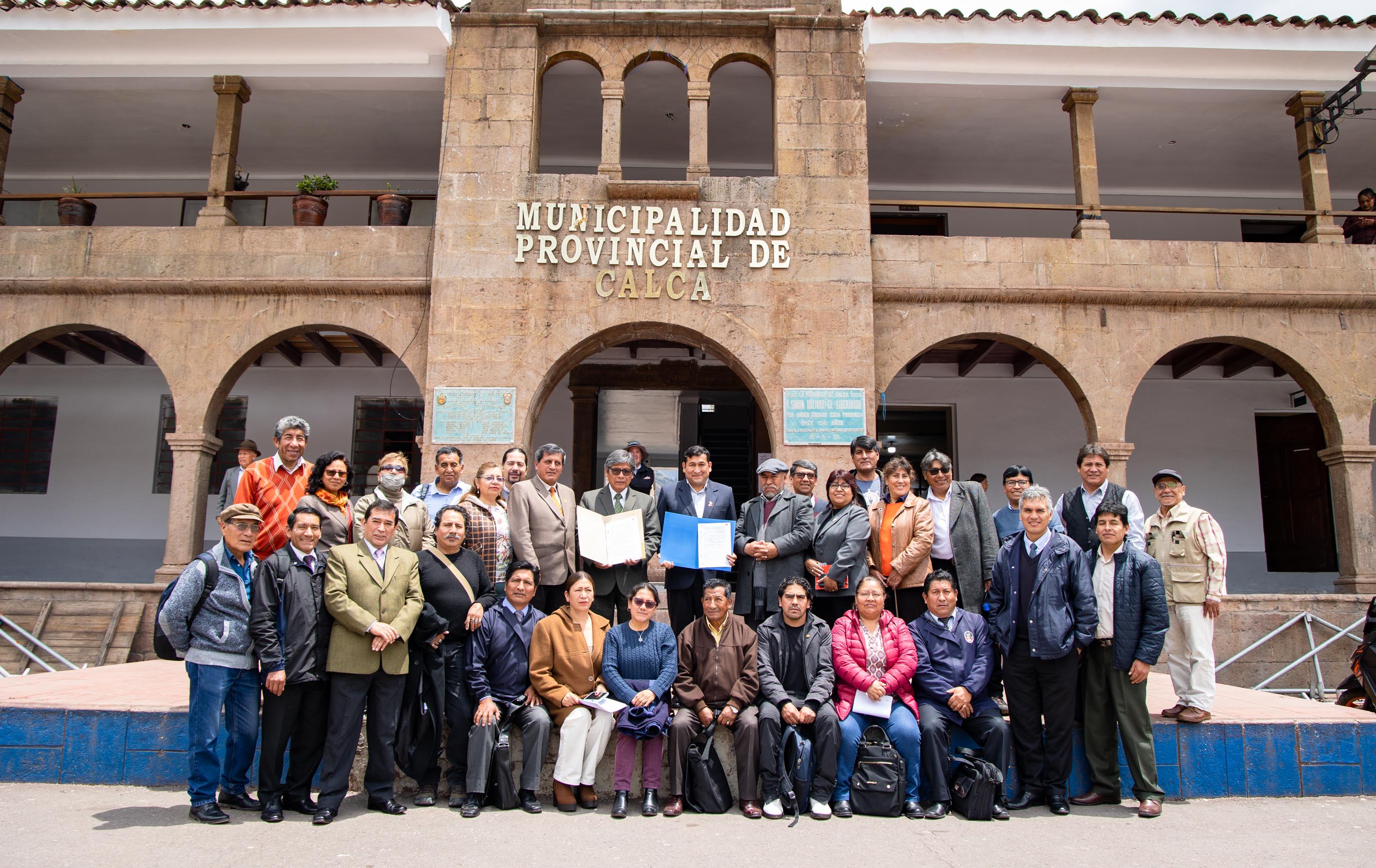 Fotografía final posterior a la firma de convenio con todos los asistentes