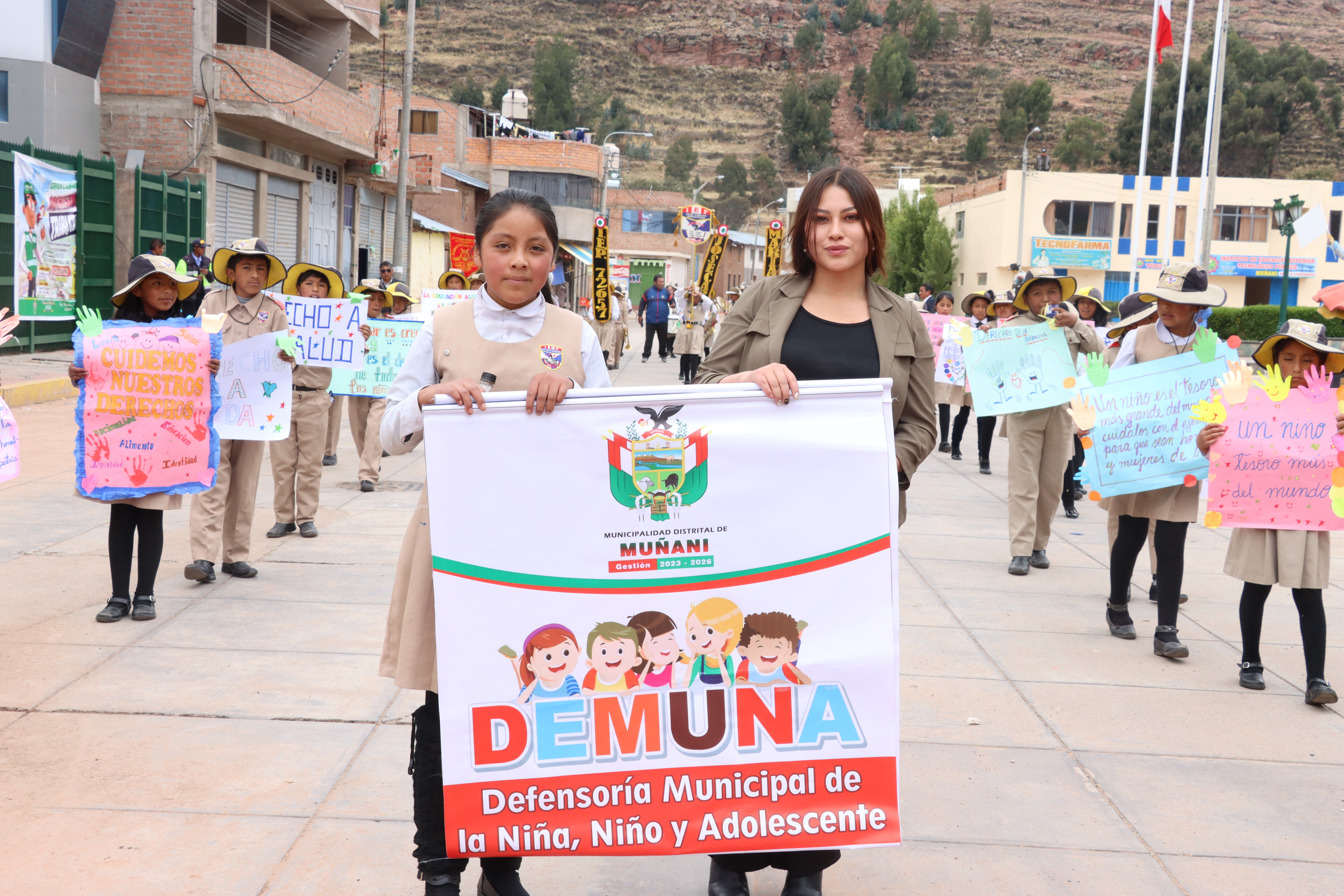 representante de la oficiona de DEMUNA y una estudiante