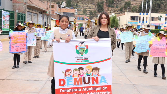 representante de la oficiona de DEMUNA y una estudiante