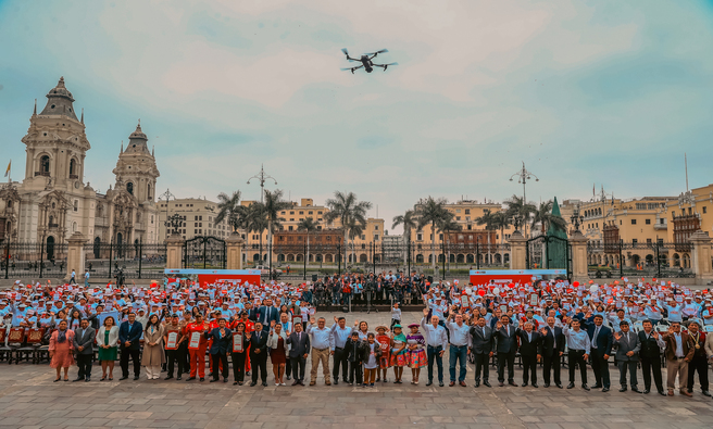 Junto al ministro de Vivienda, Durich Whittembury, mandataria otorgó títulos de propiedad para más de 217 mil peruanos y peruanas. A la fecha, el gobierno ha entregado 101,033 títulos.