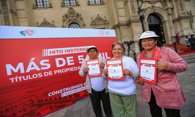 Junto al ministro de Vivienda, Durich Whittembury, mandataria otorgó títulos de propiedad para más de 217 mil peruanos y peruanas. A la fecha, el gobierno ha entregado 101,033 títulos.