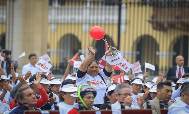 Junto al ministro de Vivienda, Durich Whittembury, mandataria otorgó títulos de propiedad para más de 217 mil peruanos y peruanas. A la fecha, el gobierno ha entregado 101,033 títulos.