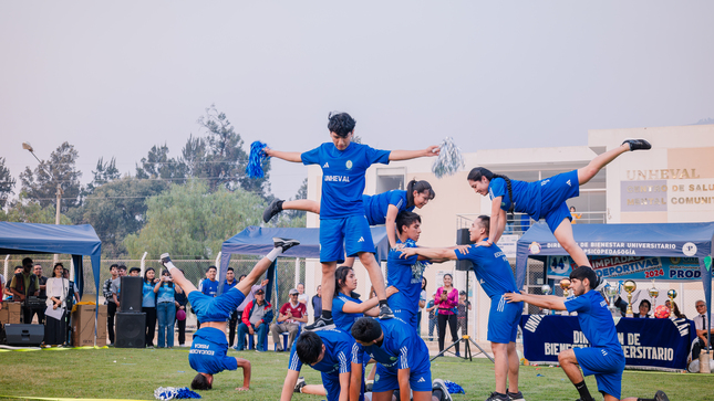 Estudiantes realizando apertura con drill gimnástico 