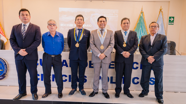 Autoridades con el distinguido Mg. Héctor Martin Inga Aliaga