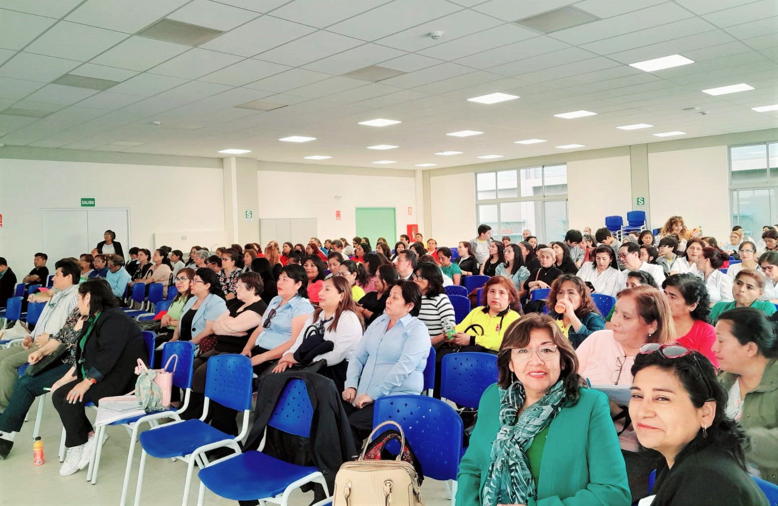 directivos y docentes presentes en el congreso
