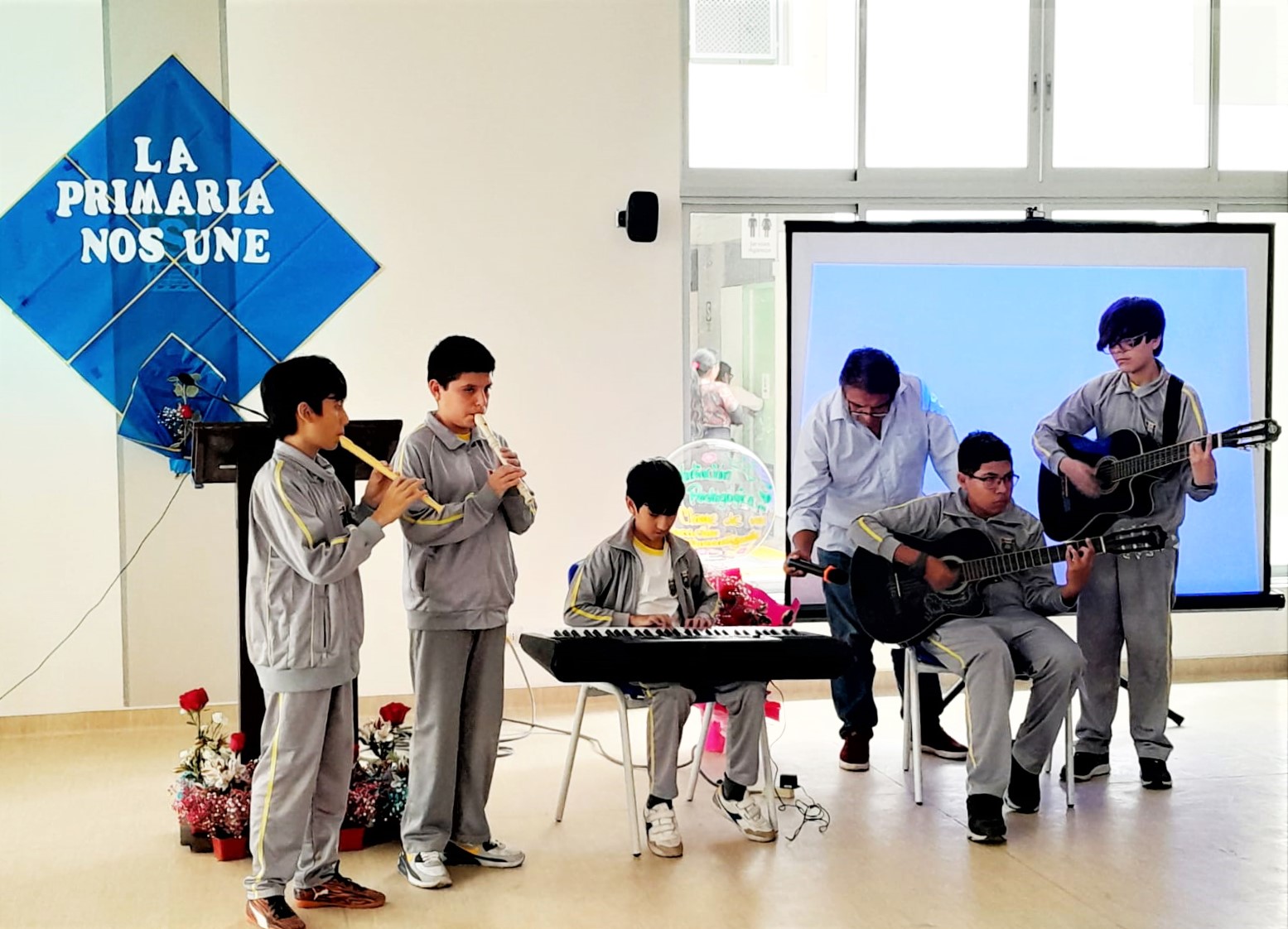 estudiantes presentando su número artístico