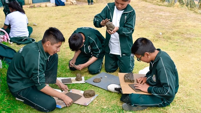 Escolares realizando actividades educativas en el sitio arqueológico Cerro Miraflores
