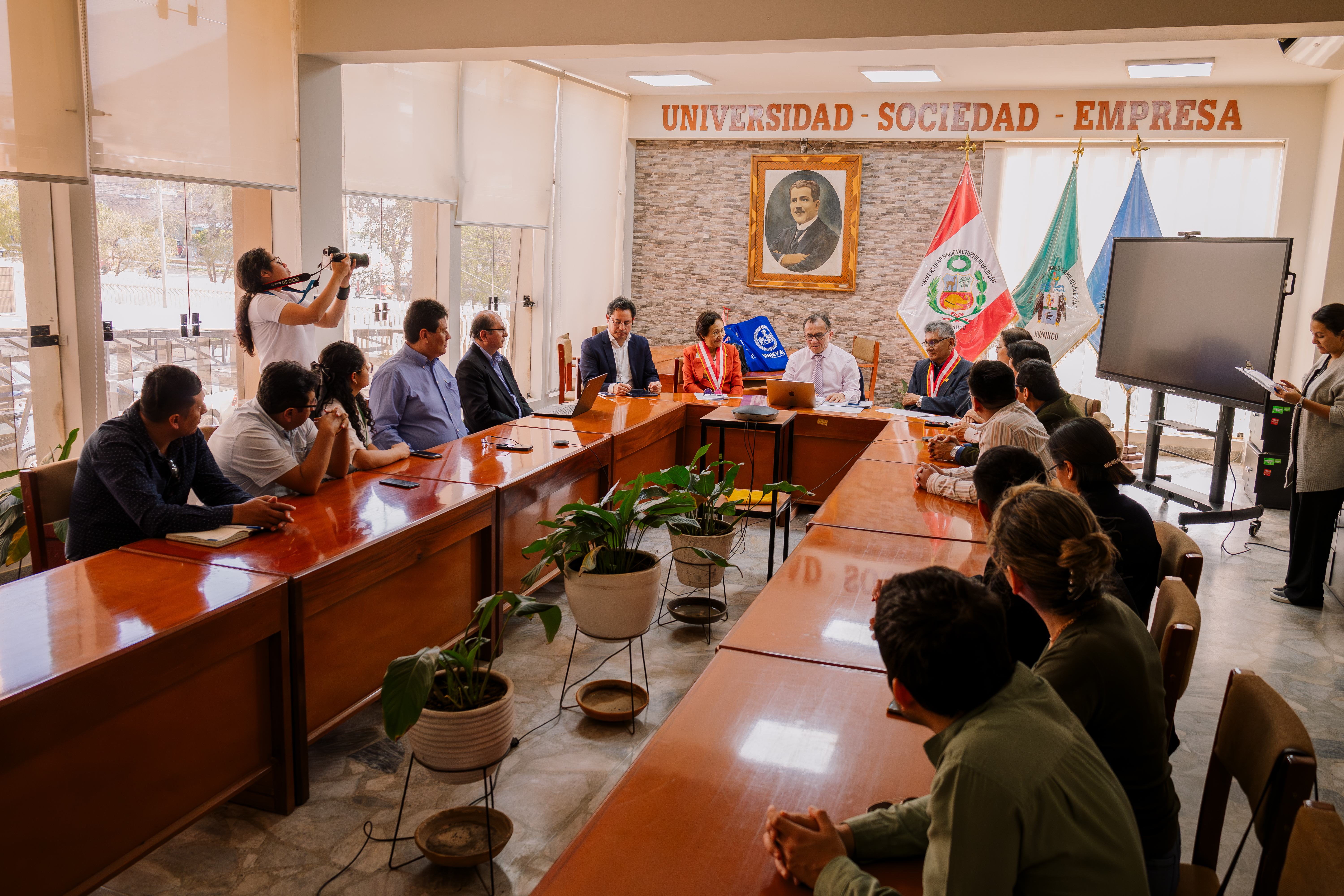 Reunión en Sala de Sesiones del Rectorado