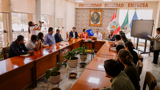 Reunión en Sala de Sesiones del Rectorado