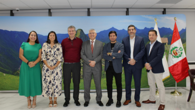 Consulado General del Perú en Miami fue sede de encuentro con los escritores nacionales Santiago Roncagliolo y Renato Cisneros