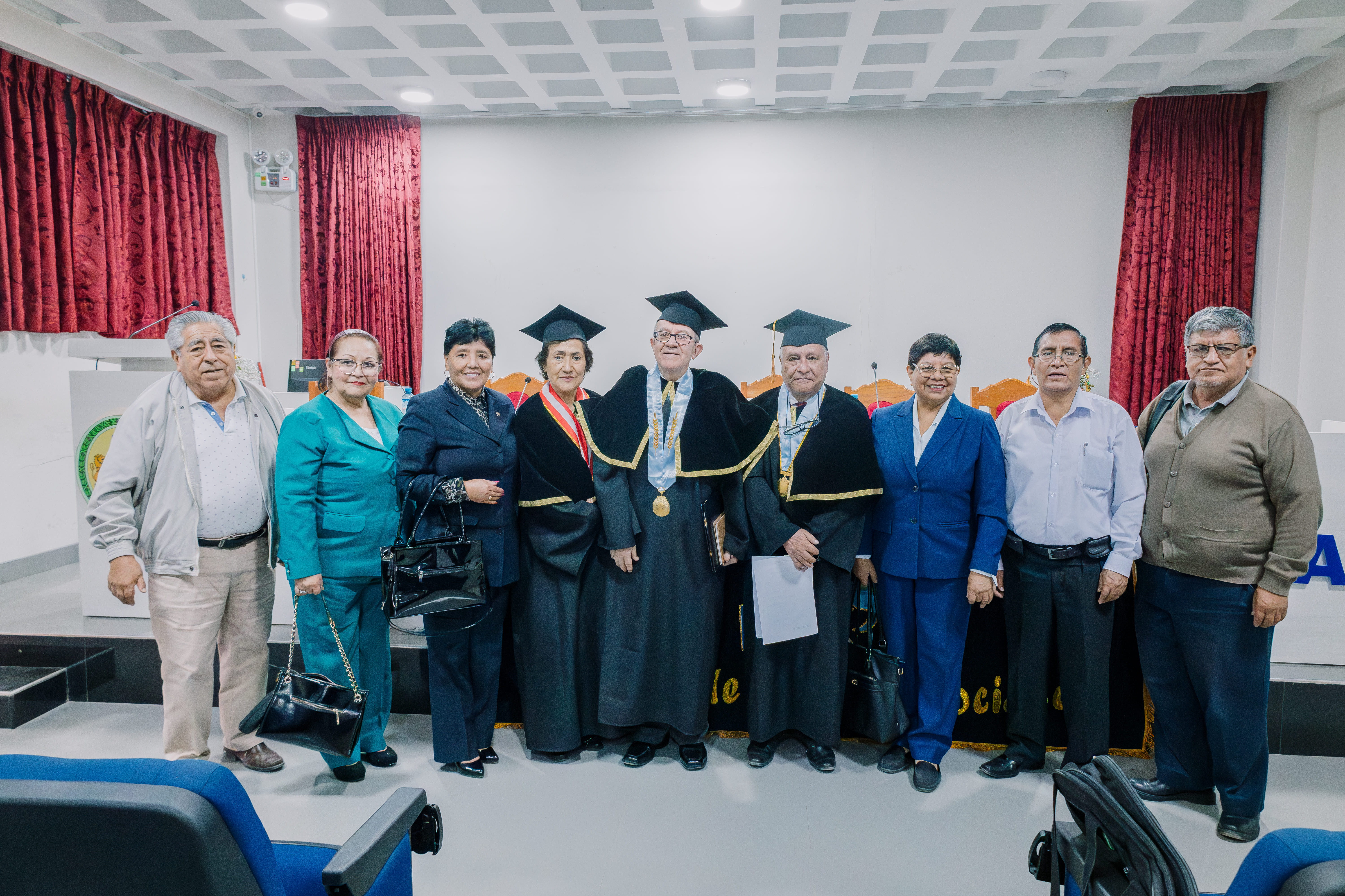 Doctor Honoris Causa, Jaime Rodolfo Ríos Burga junto a nuestra vicerrectora académica, Dr. Nancy Veramendi Villavicencios, el decano de la facultad de Ciencias Sociales, Dr. Pedro Saquicoray Avila y docentes de la E.P. de Sociología