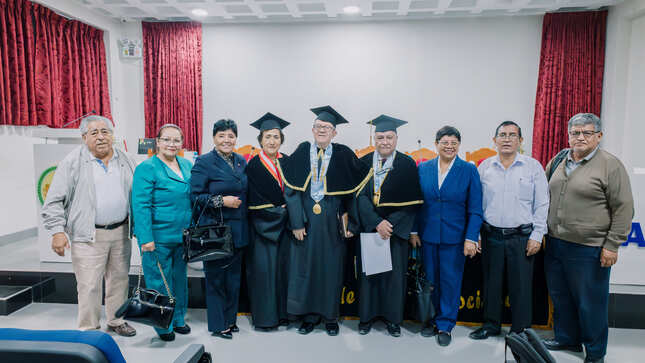 Doctor Honoris Causa, Jaime Rodolfo Ríos Burga junto a nuestra vicerrectora académica, Dr. Nancy Veramendi Villavicencios, el decano de la facultad de Ciencias Sociales, Dr. Pedro Saquicoray Avila y docentes de la E.P. de Sociología