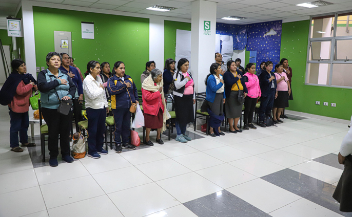 Con gran éxito se dio clausura al curso-taller de tejido en palitos chompa de 42 colores