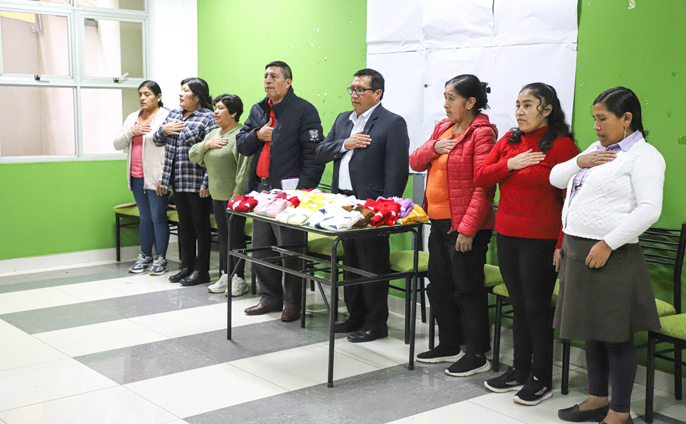 Con gran éxito se dio clausura al curso-taller de tejido en palitos chompa de 42 colores